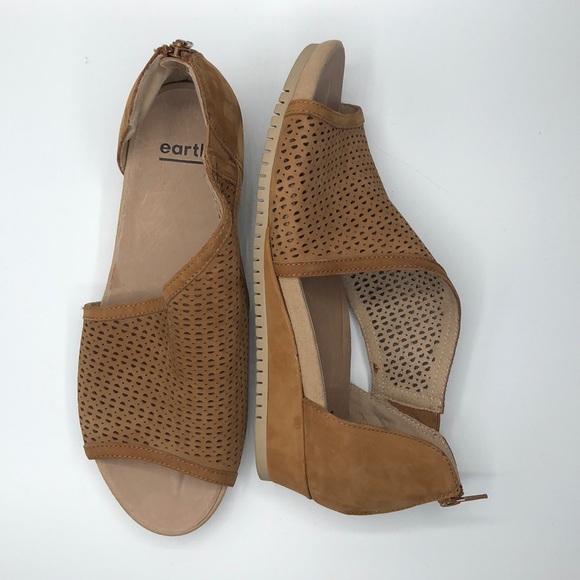 capricorn wedge sandal